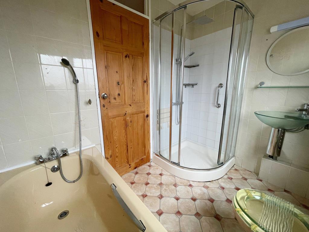 Lot: 129 - SEMI-DETACHED BUNGALOW WITH GARAGE - Bathroom with shower cubicle